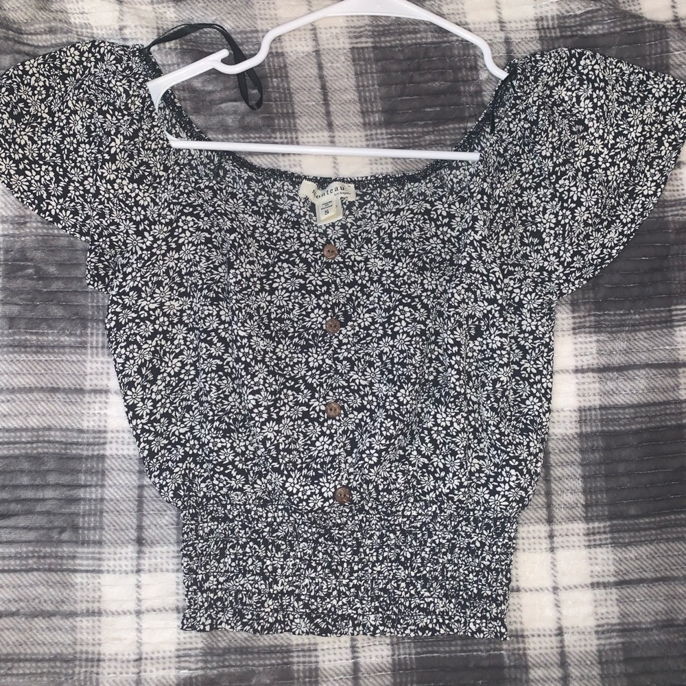 Cute size small black and white floral top!
